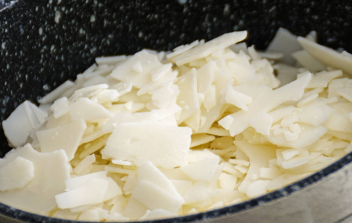 soy wax flakes for making a non toxic soy candle